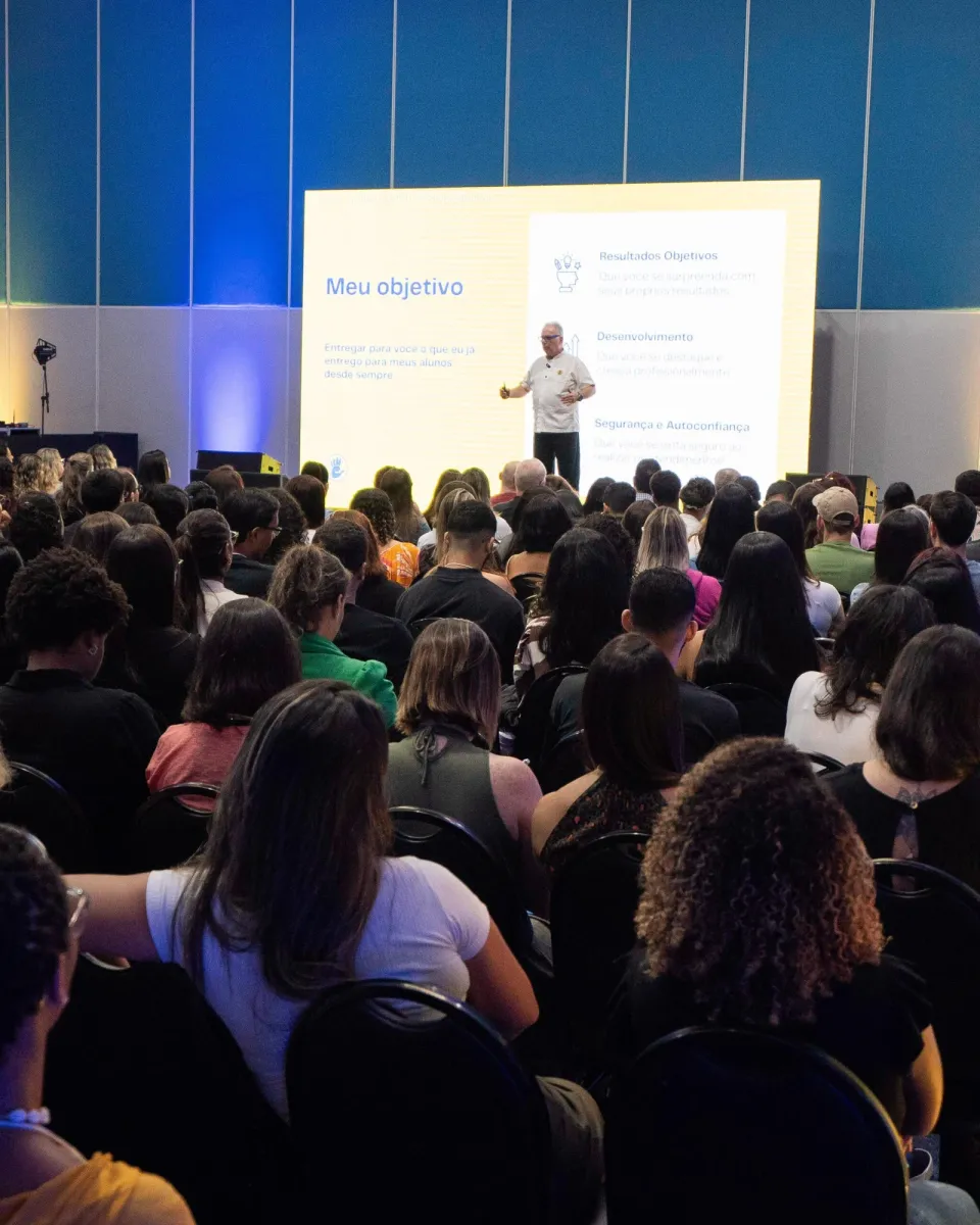 Prof. Henrique Baumgarth durante apresentação